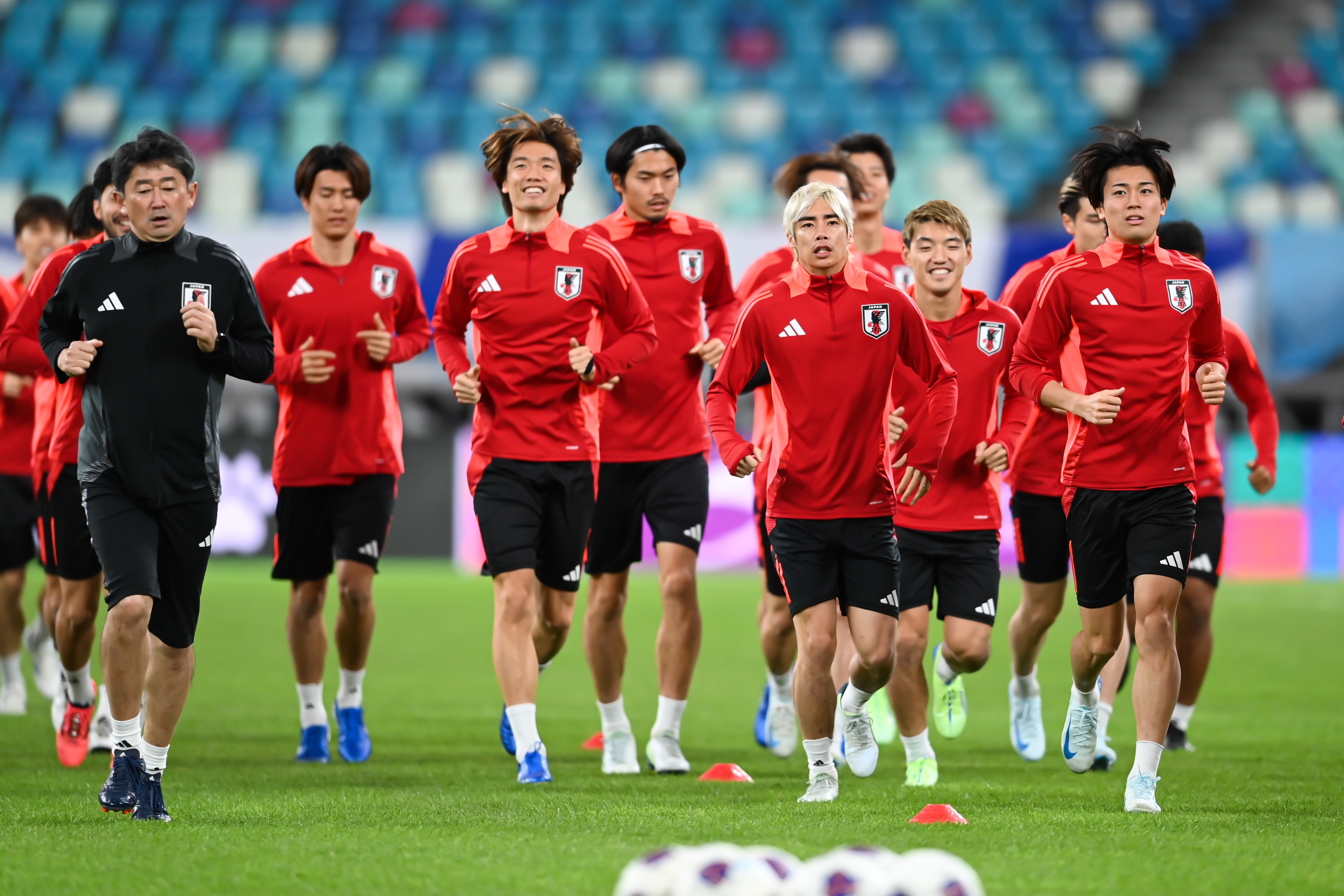 日媒:日本队今日进行赛前一日踩场训练,三笘薰和长友佑都缺席
